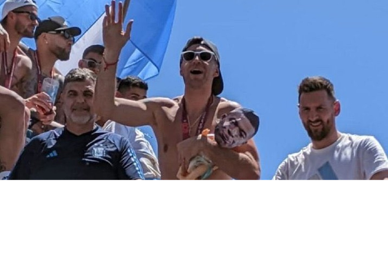 ¡Que loco que está! Dibu le hizo upa a bebé llorón de Mbappé y hay polémica