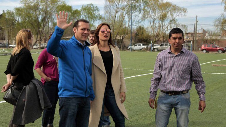 El gobernador visitó en Alta Barda una cancha de césped sintético.