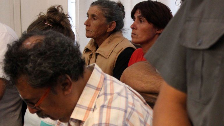 Paola Díaz perdió a cuatro hijos y a su nieta. A la izquierda