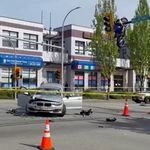 El choque entre la moto y el auto se produjo en la zona de ingreso a un centro comercial de Canadá. | LM Neuquen El choque entre la moto y el auto se produjo en la zona de ingreso a un centro comercial de Canadá.