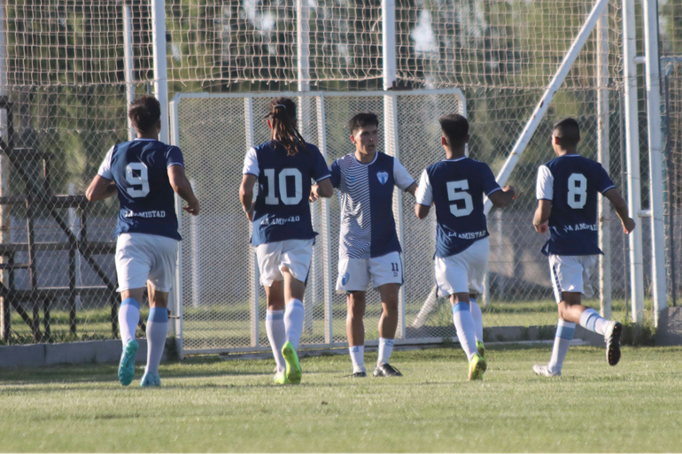 El festejo del gol de La Amistad. Fotos: Anahí Cárdena