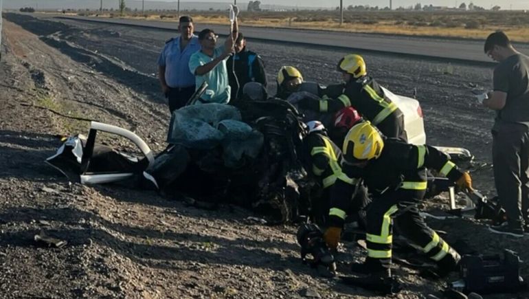 El taxista quedó atrapado entre los fierros de su auto y debió ser rescatado por los bomberos de Chubut.