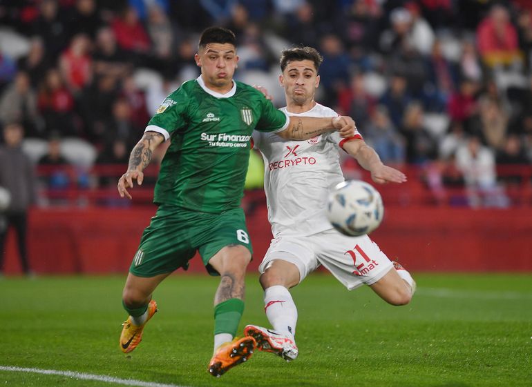 Partido muy peleado en el Ducó, con el descenso en juego. Huracán puso al Rojo en una situación delicada. En este momento debería jugarse un triangular para definir quién baja de categoría. Partido muy peleado en el Ducó, con el descenso en juego. Huracán puso al Rojo en una situación delicada. En este momento debería jugarse un triangular para definir quién baja de categoría.