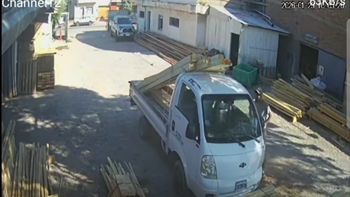 video: buscan a un trapito que robo dinero en una maderera, a plena luz del dia video: buscan a un trapito que robo dinero en una maderera, a plena luz del dia