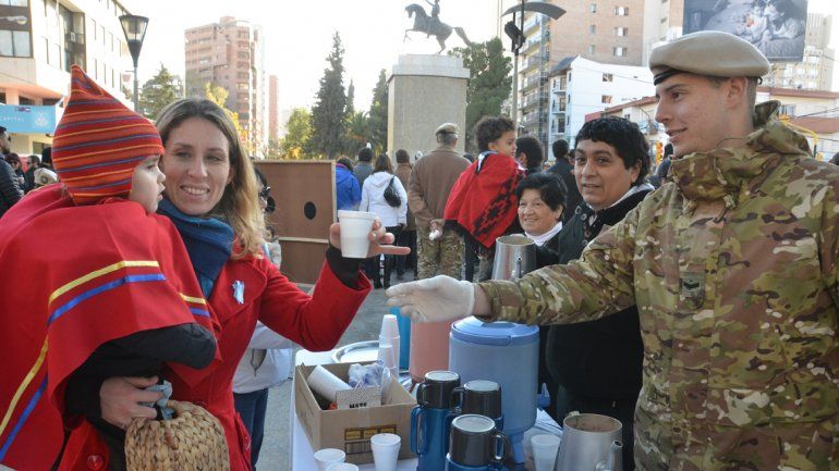 Al pie del monumento a San Martín los integrantes del ballet de folclore municipal bailaron el pericón. Los vecinos disfrutaron el chocolate y las tortas fritas.