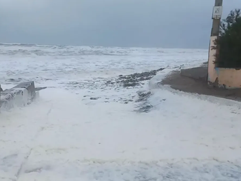 El mar subió debido a los fuertes vientos y generó serias complicaciones. Foto gentileza.