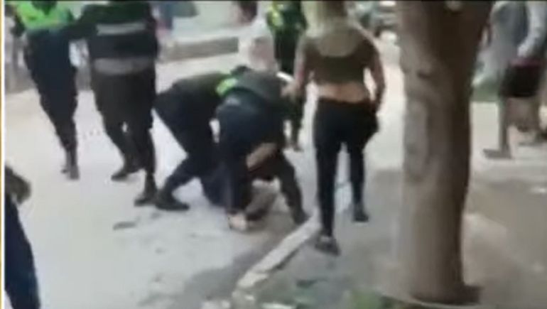 Se escapó de un control Policial y los vecinos lo defendieron a piedrazos