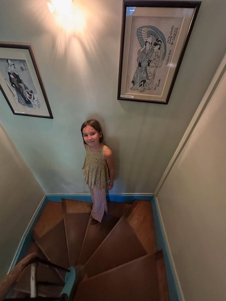 La pequeña, en uno de sus últimos viajes a París. La pequeña, en uno de sus últimos viajes a París.