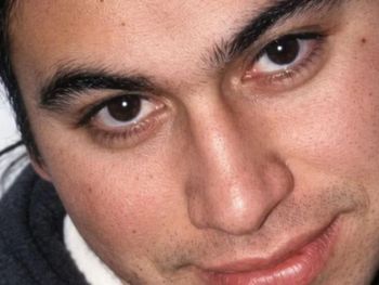 Excavan en un cementerio y abren tumbas en la búsqueda de un joven que desapareció en 2003.