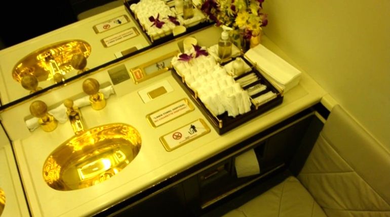 Grifería y pileta con revestimiento de oro en el baño Grifería y pileta con revestimiento de oro en el baño