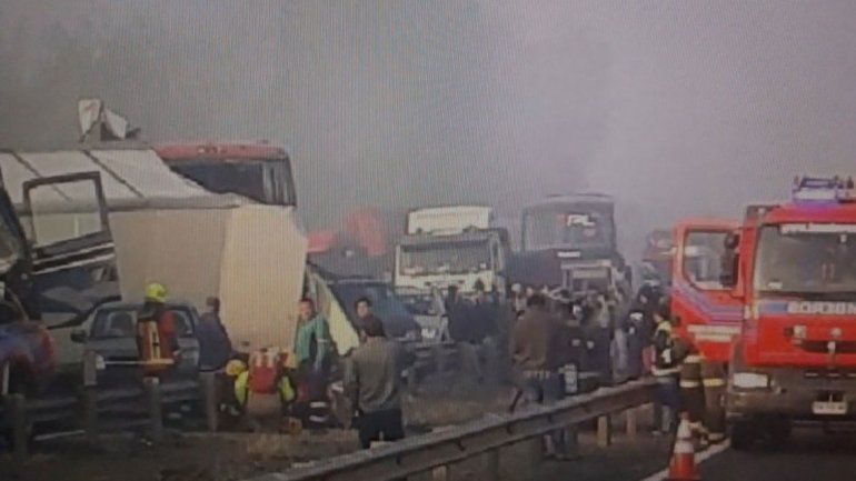 En la colisión múltiple murió el chofer de un micro y hubo 54 heridos.