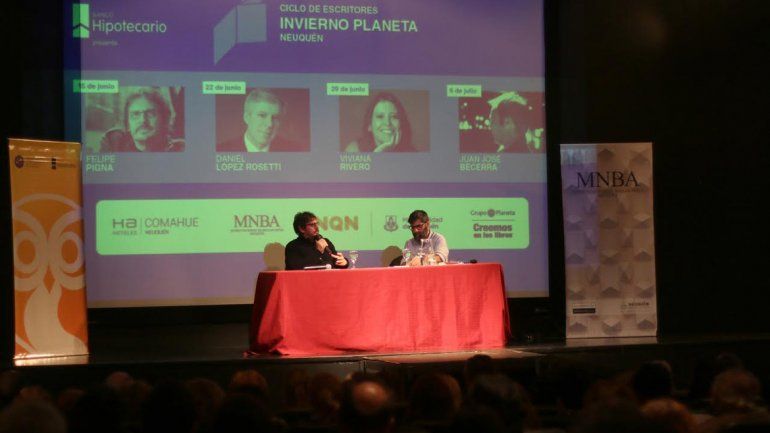 Pigna ofreció una conferencia de más de una hora y media.&nbsp;
