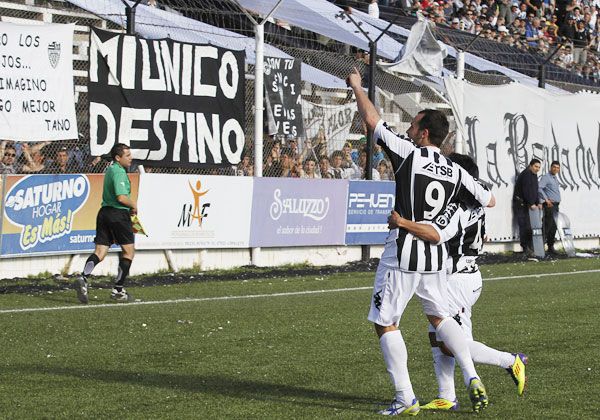 Alecha festejando goles en Cipolletti, una costumbre durante toda su carrera. 