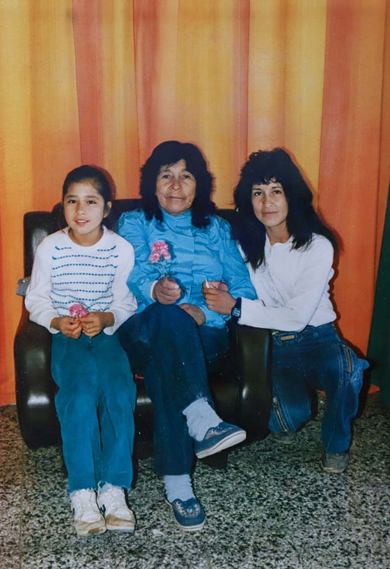 Tránsito Arjona, junto a Irma, una de sus hijas, y una nieta. Tránsito Arjona, junto a Irma, una de sus hijas, y una nieta.