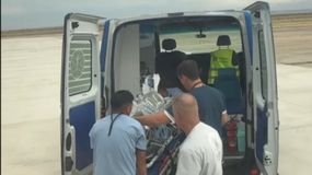 El momento en que embarcaron a la bebé en el avión piloteado por Antonio Laje, en el aeropuerto de Trelew.