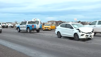 Fuerte choque entre un taxi y un Fiat Cronos en la Circunvalación.