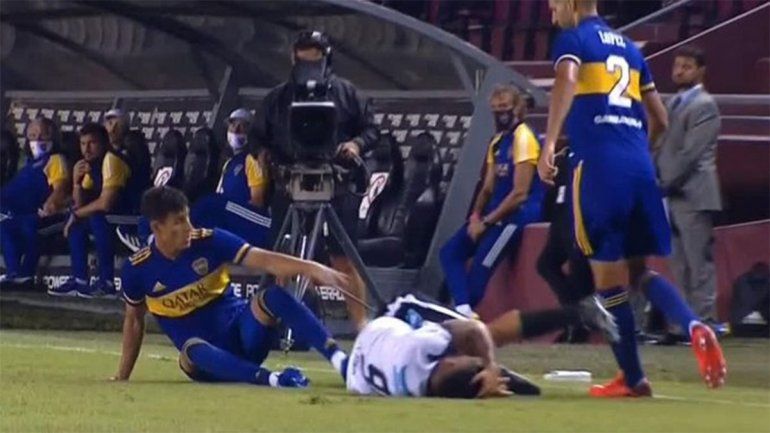 El patadón de Capaldo que lesionó a un jugador de Claypole