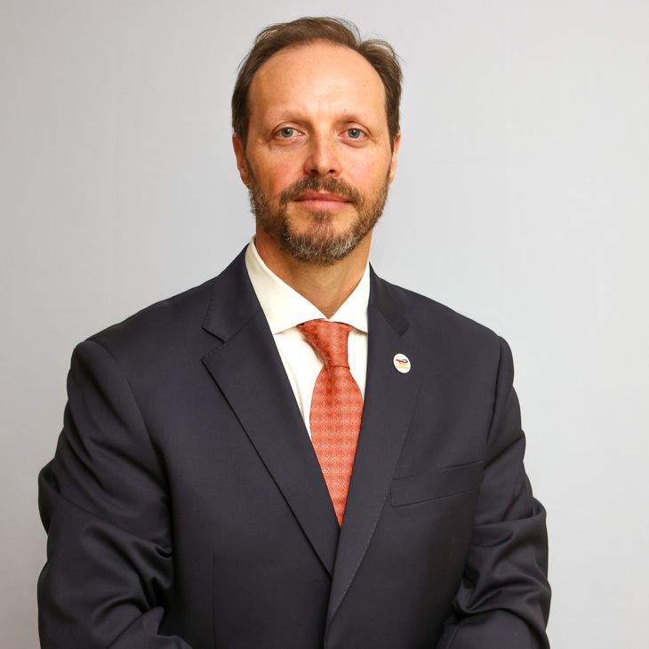 Sergio Martín Mengoni asume como nuevo Country Manager de Total, en reemplazo de Catherine Remy. Sergio Martín Mengoni asume como nuevo Country Manager de Total, en reemplazo de Catherine Remy.