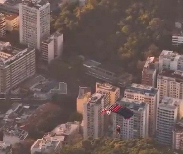 Río de Janeiro: se trepó a las manos del Cristo Redentor y saltó en paracaídas Río de Janeiro: se trepó a las manos del Cristo Redentor y saltó en paracaídas