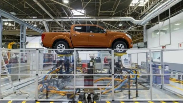 Una conocida marca de autos paralizó su producción en Argentina: qué pasará