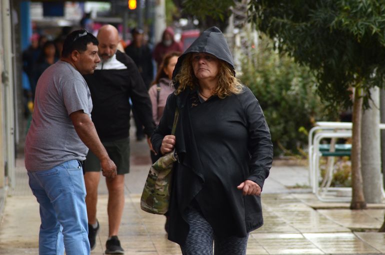 La semana comienza con lluvias, frío y viento
