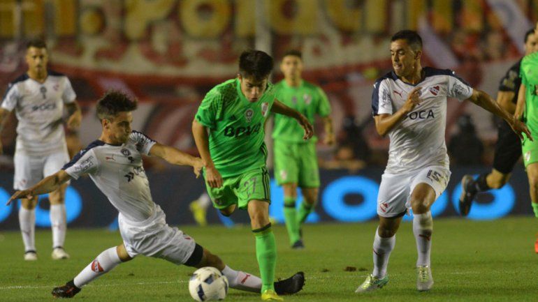 El pibe de Centenario debutó en la primera de River la fecha pasada contra Independiente de visitante. Es el tercer neuquino en jugar con la Banda después del Indio Vega y Rubens Sambueza.&nbsp;