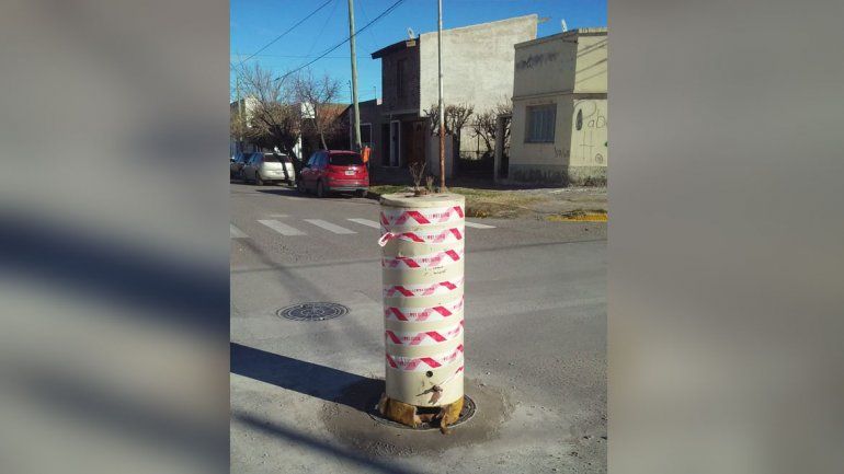 Arreglaron una boca de tormenta y dejaron un termotanque para señalizar
