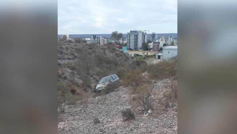 Una modalidad que se repite: abandonan hasta autos en la barda