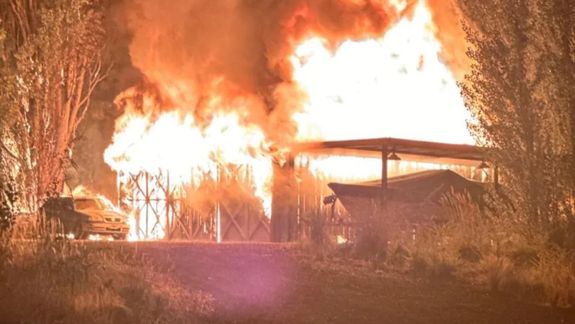 El incendio destruyó un depósito en San Martín de los Andes / Foto Gentileza