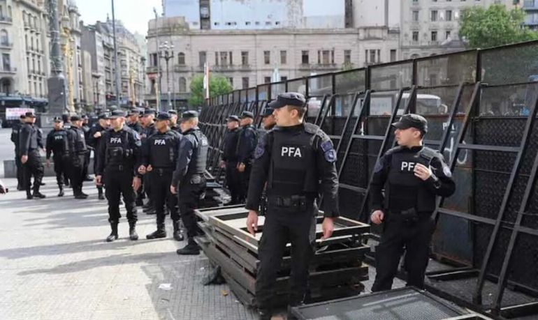 Senadores kirchneristas quieren prohibir a los policías y gendarmes usar los baños del Congreso