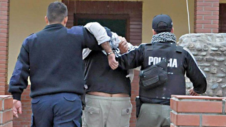 Agredió a su familia y la amenazó con una escopeta