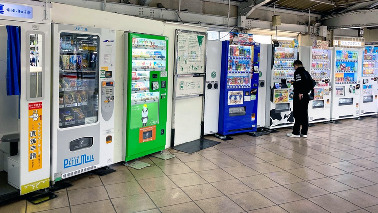 Un clásico en la capital de Japón: las máquinas expendedoras