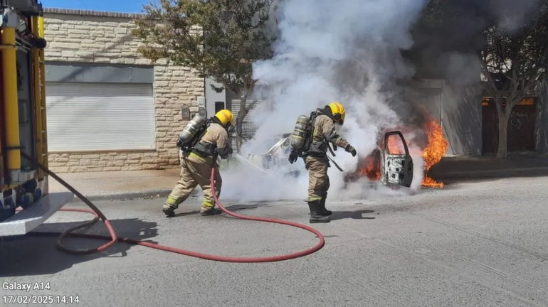El auto fue prendido fuego en forma intencional