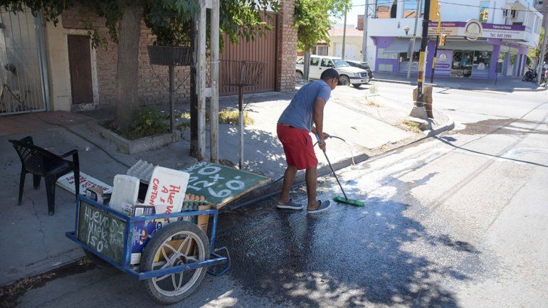 Destruyó el carro de un vendedor de huevos ambulante y se fugó