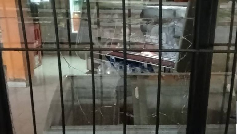 Rompieron los vidrios de una fiambrería y se escaparon con hamburguesas y pollo: el inesperado final