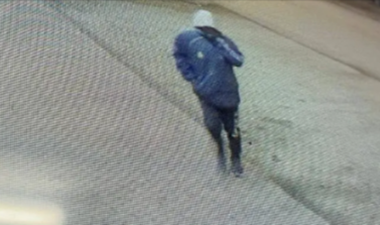 Como en el robo del domingo al multirrubros, en el caso de La Genovesa las cámaras captaron a un sospechoso con capucha de color claro. Como en el robo del domingo al multirrubros, en el caso de La Genovesa las cámaras captaron a un sospechoso con capucha de color claro.