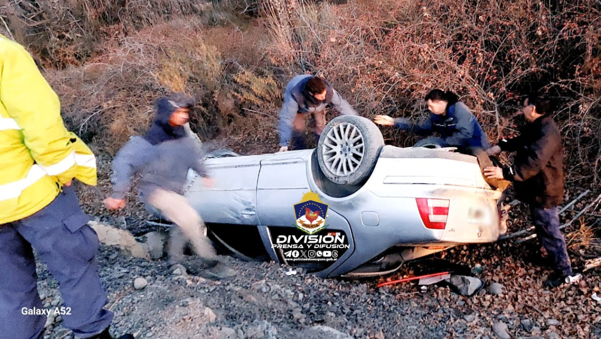 El accidente se dio cuando el conductor perdió el control del auto, derrapó y volcó en la banquina contraria.