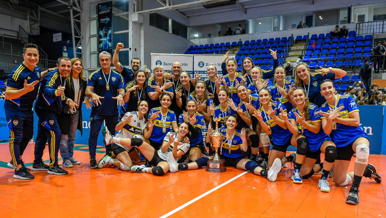El plantel de Boca que se consagró bicampeón del vóley nacional.&nbsp;