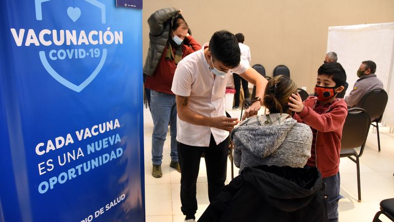 Llegaron 18.000 dosis de la vacuna Moderna contra el COVID