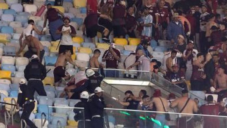 Las fotos y videos de la violencia con los hinchas de Lanús en las tribunas del Maracaná