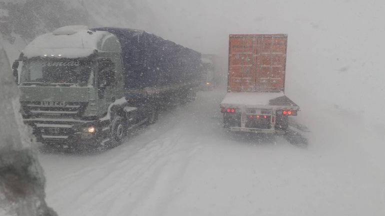 Más de 300 vehículos varados por el temporal de nieve