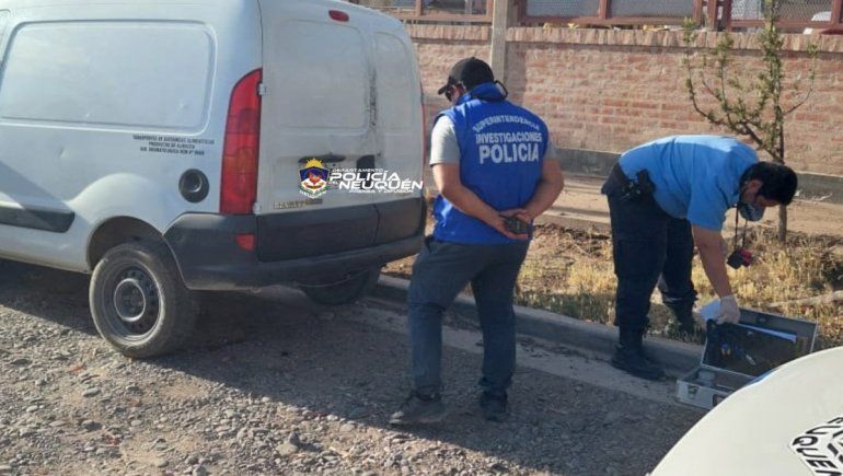 Fue a cerrar su casa, dejó su camioneta en marcha y se la robaron