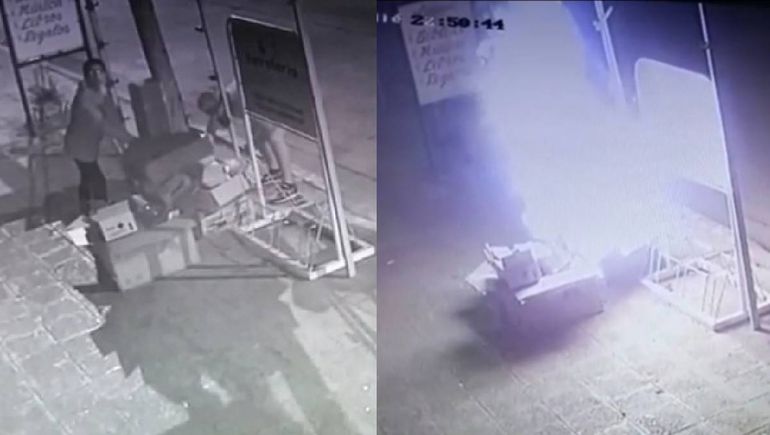 Los escrachan prendiendo fuego afuera de una ferretería