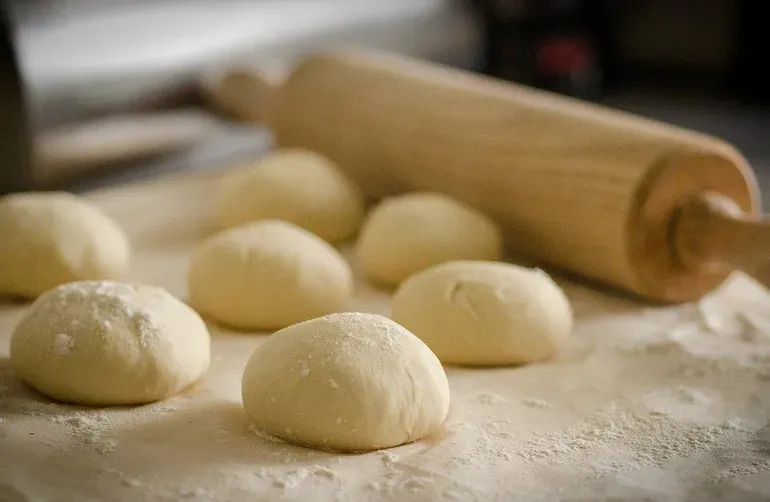 Bollos que descansan en la receta tradicional de torta fritas-