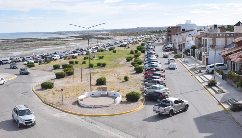 La costanera de Las Grutas poblada de autos. Por momentos fue complejo encontrar espacio para estacionar.