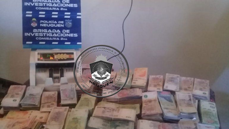 Por un apriete, allanaron y encontraron $1,8 millones
