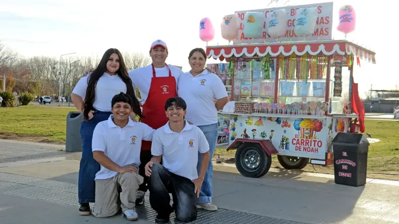 Construyeron un carro de dulces para ayudar a sus hijos en la universidad y conquistaron el Paseo de la Costa | LM Neuquen Construyeron un carro de dulces para ayudar a sus hijos en la universidad y conquistaron el Paseo de la Costa