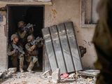 Fuerzas israelies combaten en el norte de Gaza contra milicianos de Hamás.
