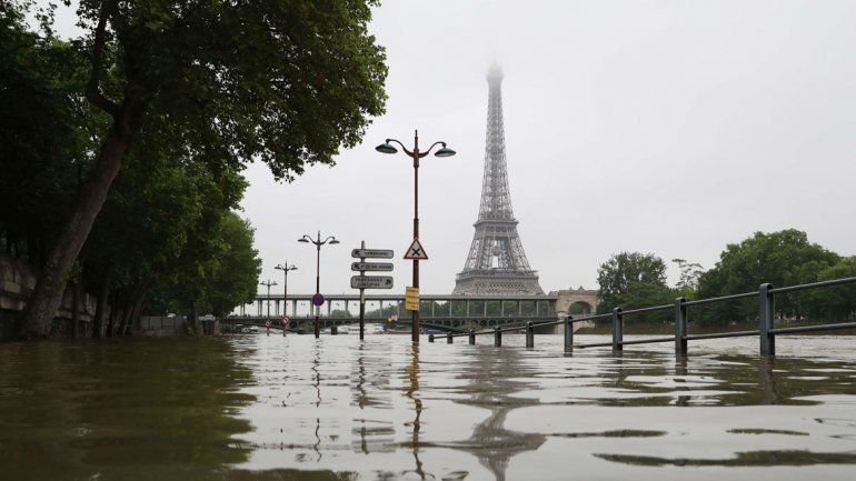 Las aguas cercan el Museo del Louvre