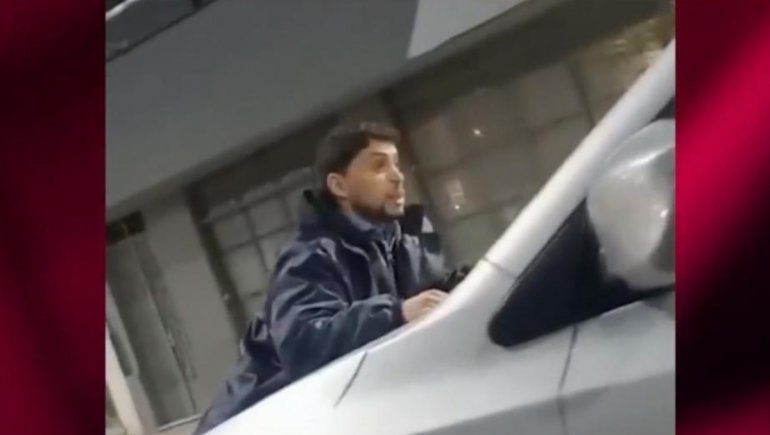 Lo arrastró 200 metros en el capó por una discusión de tránsito